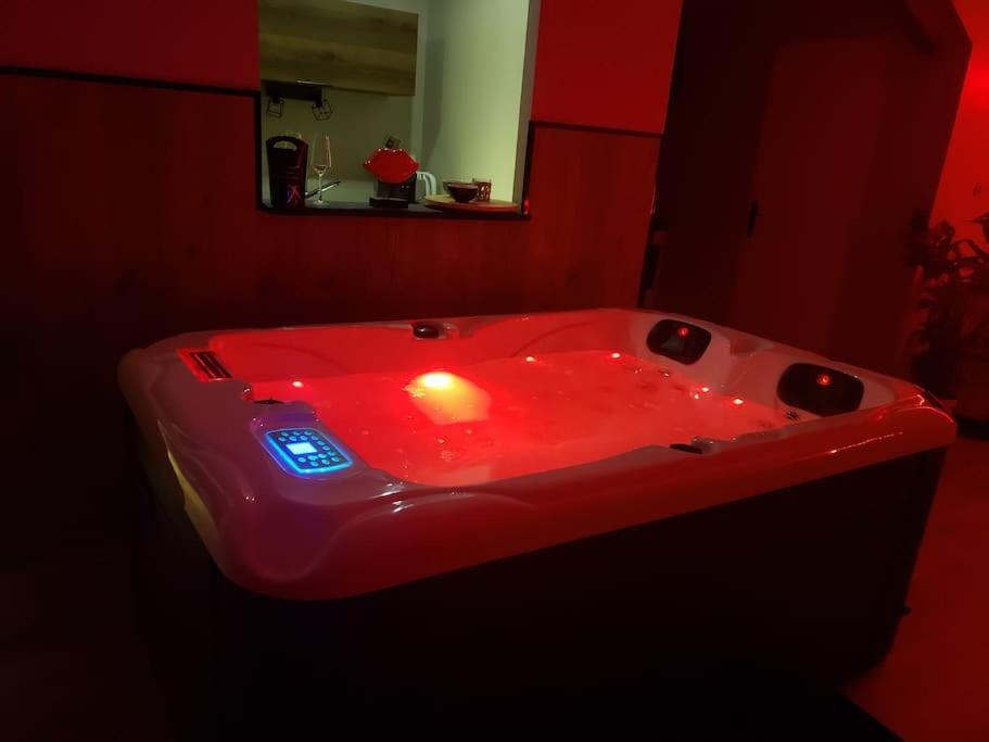 Bulles Etoilees Appartement Avec Jacuzzi Prive Montrevel-en-Bresse Exteriér fotografie