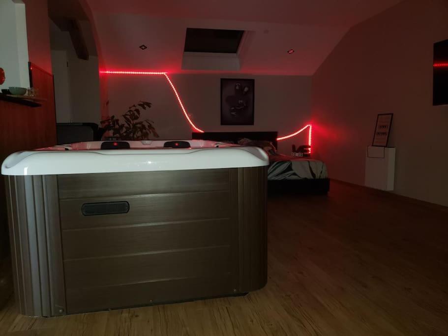 Bulles Etoilees Appartement Avec Jacuzzi Prive Montrevel-en-Bresse Exteriér fotografie